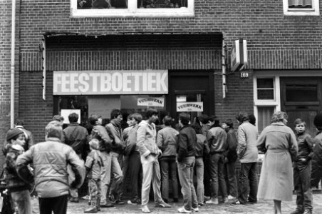 Verkoop vuurwerk begonnen. Drukte bij vuurwerkverkoop in Amsterdam, Bestanddeelnr 931-8826