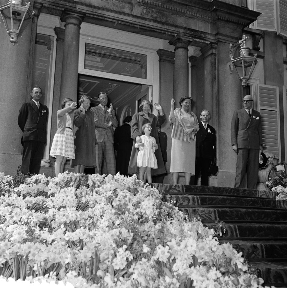 Verjaardag Koningin Juliana Soestdijk, defile, bordes met Koninklijke familie, Bestanddeelnr 906-4370