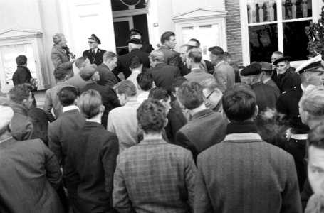 Verkoop boerderijen van Vrije Boeren in Assen. Demonstrerende boeren voor gerech, Bestanddeelnr 913-0437