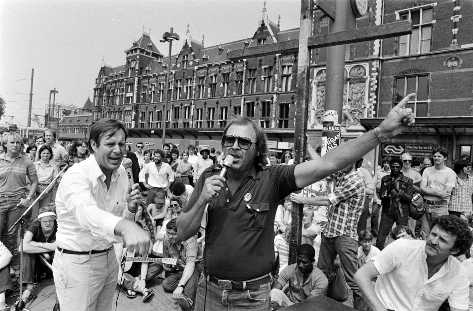 Verkondiging door evangelist Arthur Blessit voor het Centraal Station links een, Bestanddeelnr 932-6512