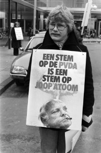Verkiezingscongres PvdA in Congrescentrum van RAI, demonstrant met bord Een ste, Bestanddeelnr 931-3450