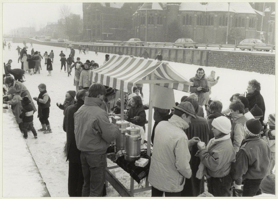 Verkoop van koek en chocolademelk tijdens het schaatsen op de Leidsevaart bij de Kathedraal St. Bavo