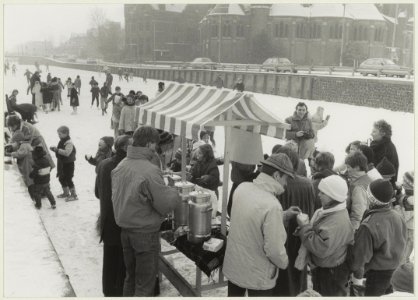 Verkoop van koek en chocolademelk tijdens het schaatsen op de Leidsevaart bij de Kathedraal St. Bavo