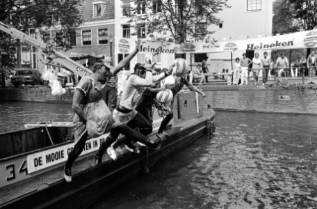 Verklede deelnemers springen in het water, Bestanddeelnr 932-6760