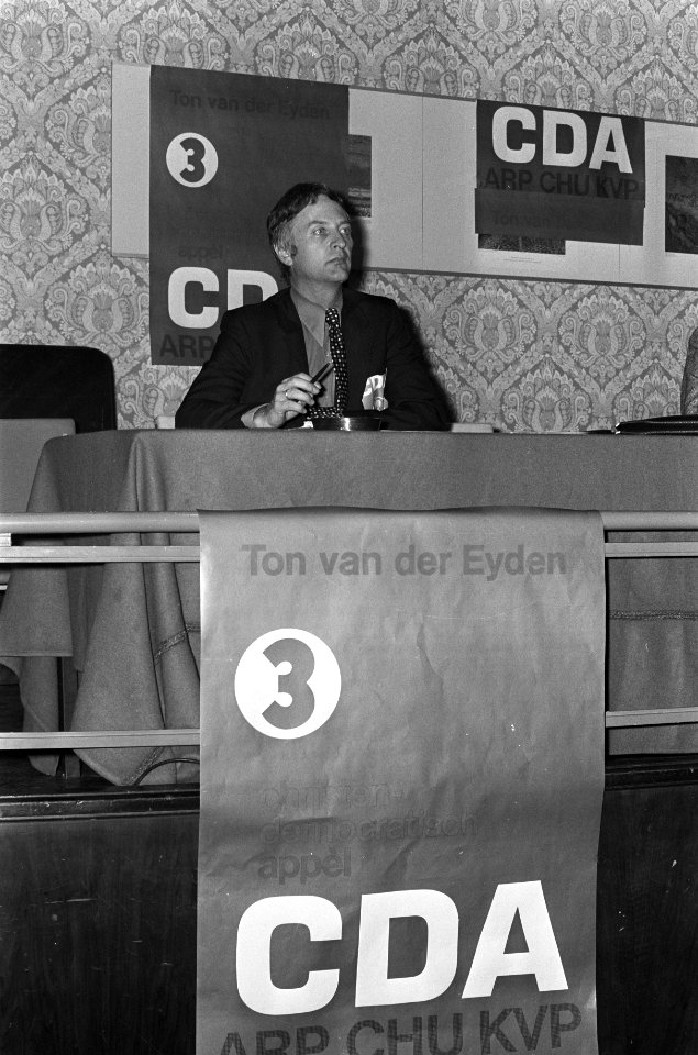 Verkiezingsvergaderingen van CDA, PvdA, VVD in Krasnapols Amsterdam i.v.m. komen, Bestanddeelnr 927-2160