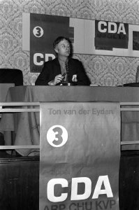 Verkiezingsvergaderingen van CDA, PvdA, VVD in Krasnapols Amsterdam i.v.m. komen, Bestanddeelnr 927-2160