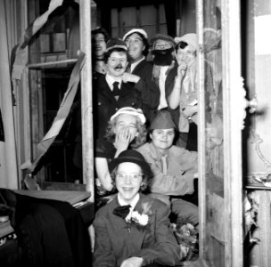 Verklede feestgangers in een van de Parijse modehuizen, Bestanddeelnr 254-0191