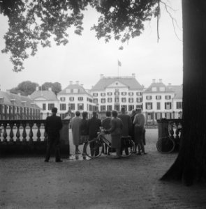 Verjaardag Hare Koninklijke Hoogheid Prinses Wilhelmina belangstellenden voor he, Bestanddeelnr 911-5510