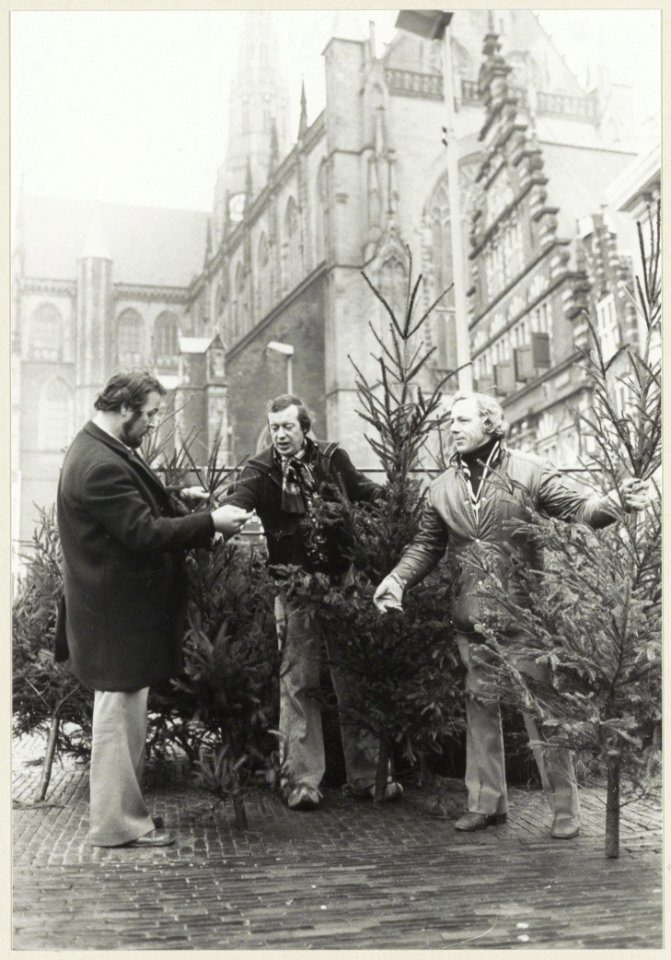 Verkoop van kerstbomen op de Grote Markt ziende naar het oosten. NL-HlmNHA 54004859