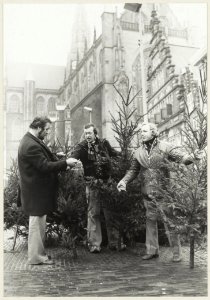 Verkoop van kerstbomen op de Grote Markt ziende naar het oosten. NL-HlmNHA 54004859