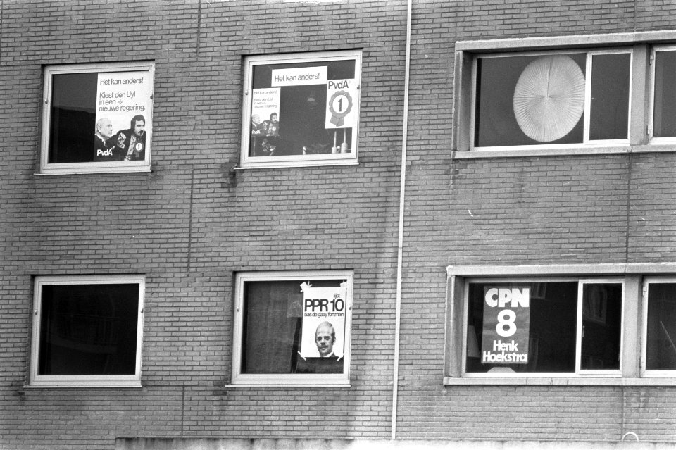 Verkiezingsleus Stem links op ramen van studentenflat in Amsterdam-Noord, Bestanddeelnr 926-0296