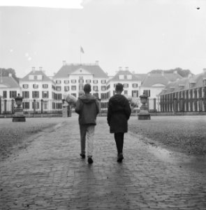 Verjaardag Hare Koninklijke Hoogheid Prinses Wilhelmina jongetjes gaan bloemen a, Bestanddeelnr 911-5508