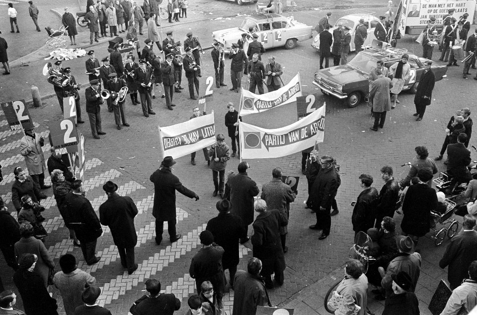 Verkiezingstijd in Helmond. De PVDA houdt een happening op de markt te Helmond, Bestanddeelnr 920-8677