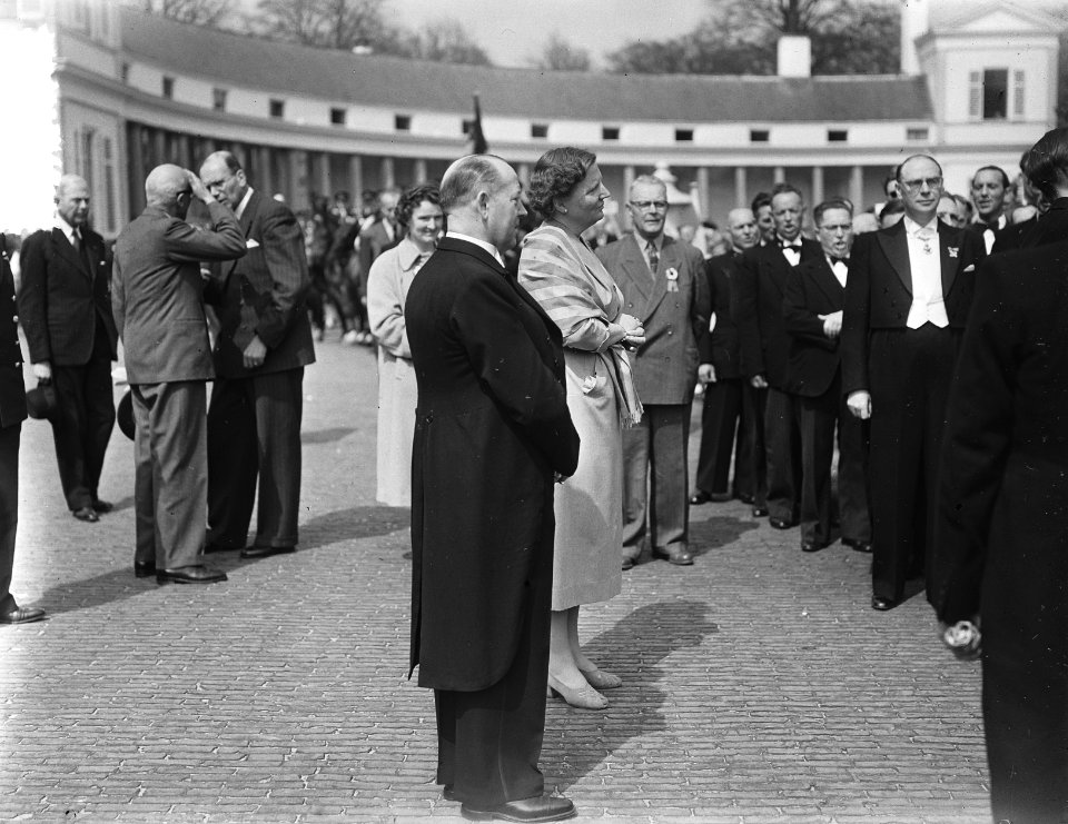 Verjaardag Koningin Juliana Soestdijk, defile, Bestanddeelnr 906-4398