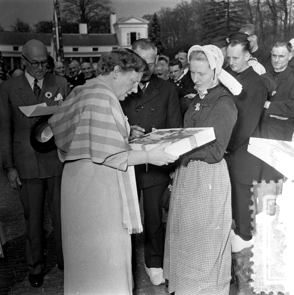 Verjaardag Koningin Juliana Soestdijk, defile, aanbieding geschenk, Bestanddeelnr 906-4386