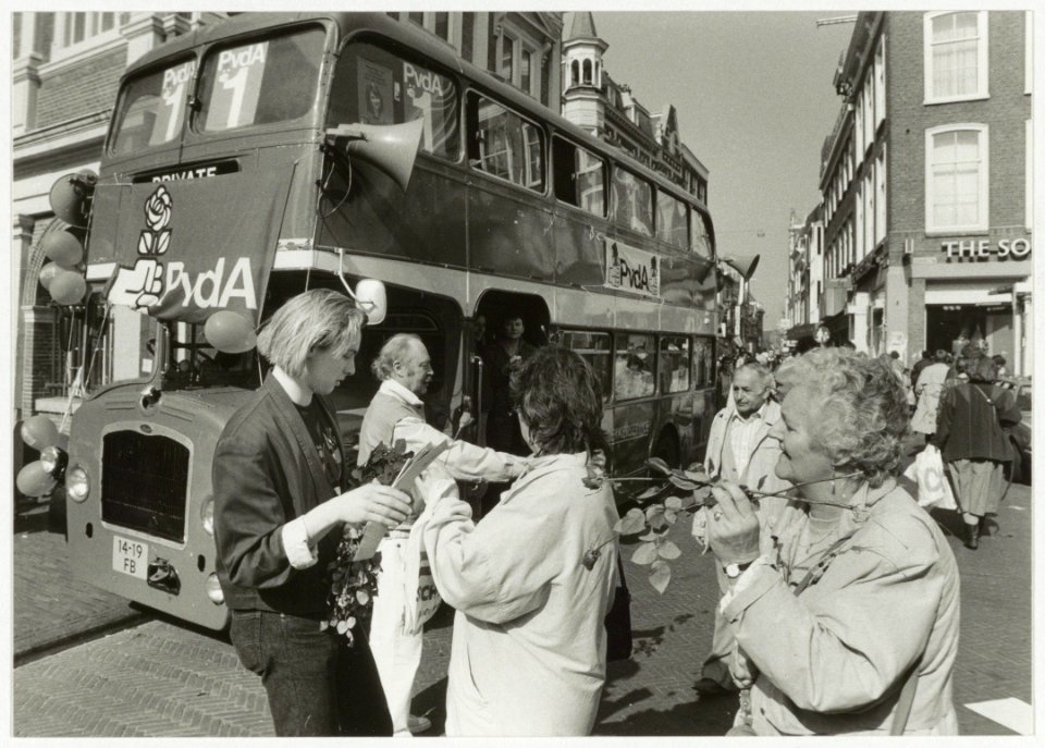 Verkiezingskaravaan van de Partij van de Arbeid op de Grote Markt voor het stadhuis om stemmen te winnen voor de gemeenteraadsverkiezingen van 1990. NL-HlmNHA 5402760