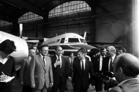 Verkiezingstoernee van Premier Van Agt in o.m. VU in Amsterdam, Van Agt in de hallen van Fokker, Bestanddeelnr 931-4765