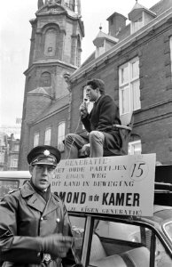 Verkiezingsstrijd, de heer Rodermond staat dubbel geparkerd en gaat op de bon, o, Bestanddeelnr 920-0290