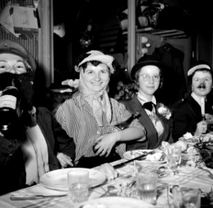 Verklede gasten aan de feestdis in een van de Parijse ateliers, Bestanddeelnr 254-0183