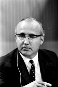 Verkiezingsuitslagen in NOS-studio, Hilversum J. van Os van Abeelen (kop), Bestanddeelnr 923-5709
