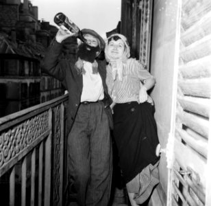 Verklede feestgangers op het balkon van Maison Raymonde in de Rue Jean Mermoz, Bestanddeelnr 254-0188