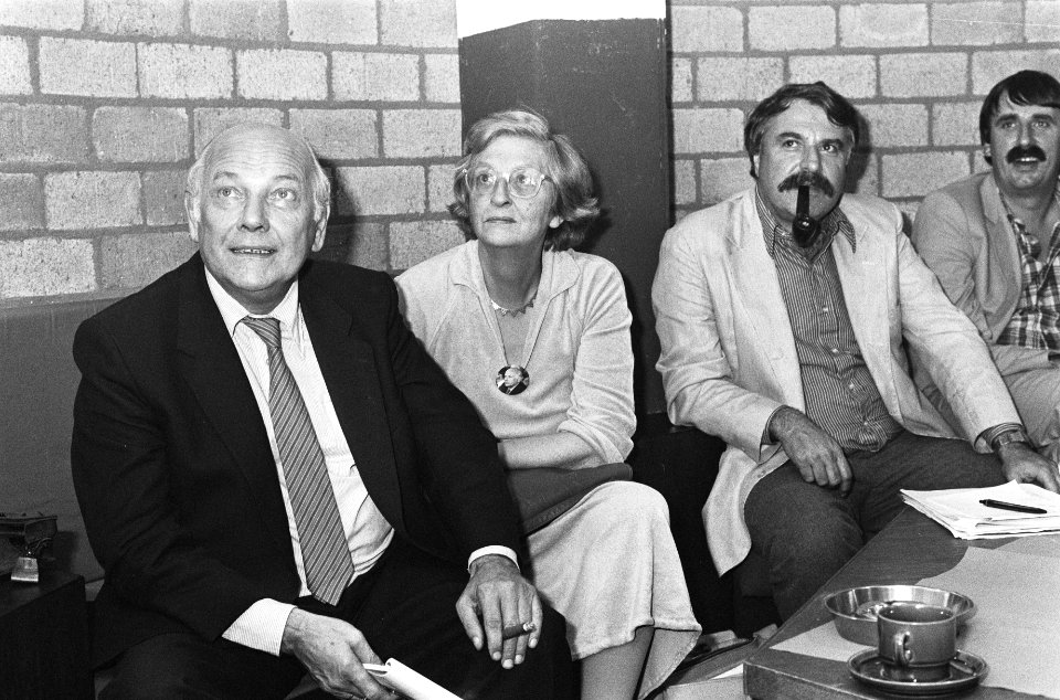 Verkiezingsuitslagen worden op de tv gevolgd door v.l.n.r. Joop den Uyl , Liesbe, Bestanddeelnr 932-3170