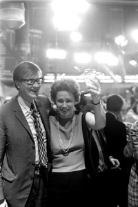 Verkiezingsuitslagen PS in studio Hilversum van NOS. Nummers 15.6 Links Hans Wie, Bestanddeelnr 923-3575