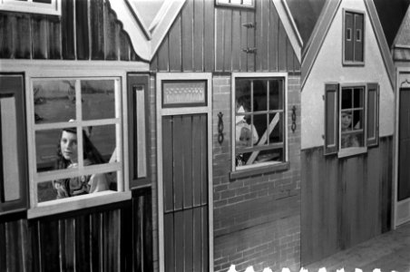 Verkoop kinderpostzegels, Aaltje van Riel uit Marken, Bestanddeelnr 911-7707
