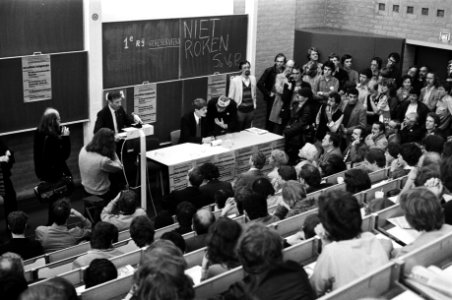 Verkiezingstoernee van Premier Van Agt in o.m. VU in Amsterdam, Van Agt sprak in VU de studenten toe, Bestanddeelnr 931-4762