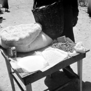 Verkoop van brood en bonen door een bewoner in het vluchtelingen kamp Jalazoune , Bestanddeelnr 255-5731 photo