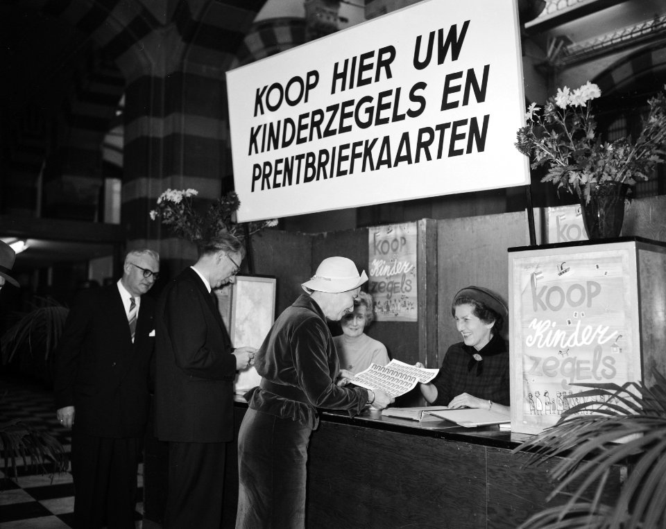Verkoop kinderpostzegels te Amsterdam, Bestanddeelnr 909-1239