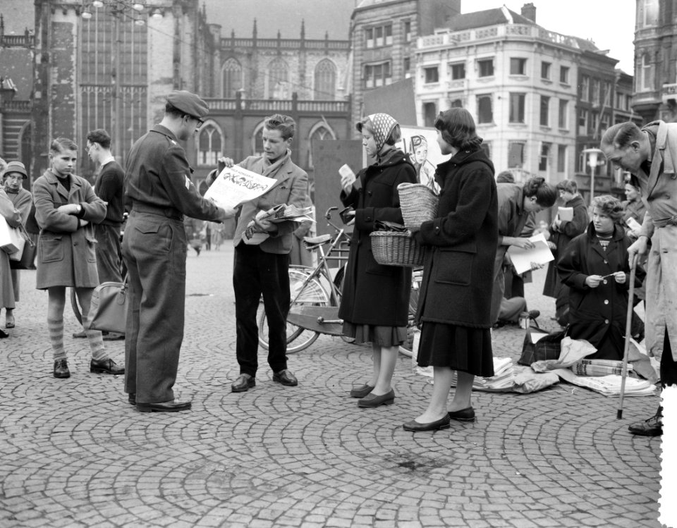 Verkoop jeugdkrant ten bate van Hongarije op de Dam te Amsterdam, Bestanddeelnr 908-1327