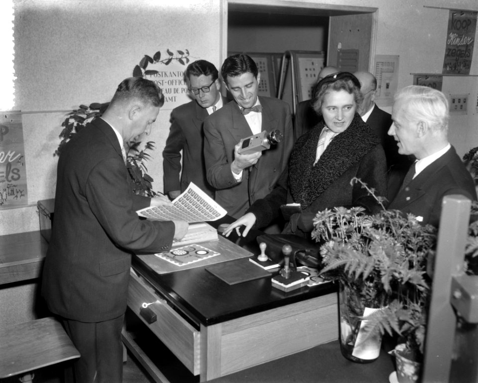 Verkoop kinderzegels op tentoonstelling Museum Fodor Minister mej dr M M, Bestanddeelnr 908-1370