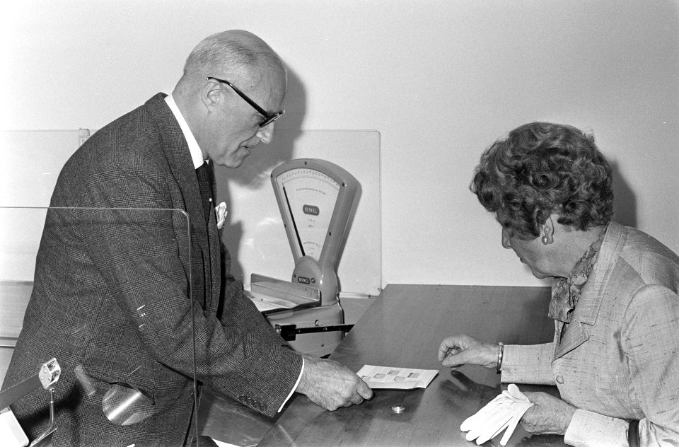 Verkoop eerste zomerpostzegels 1969 in Congresgebouw Den Haag Reinoud, dir.gen. , Bestanddeelnr 922-3015