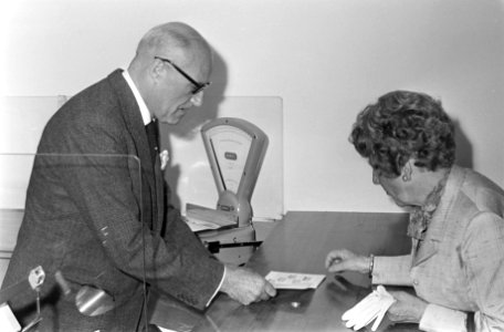 Verkoop eerste zomerpostzegels 1969 in Congresgebouw Den Haag Reinoud, dir.gen. , Bestanddeelnr 922-3015