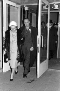 Vertrek van Prins Bernhard naar Amerika en Mexico H M de Koningin brengt Prin, Bestanddeelnr 912-3175