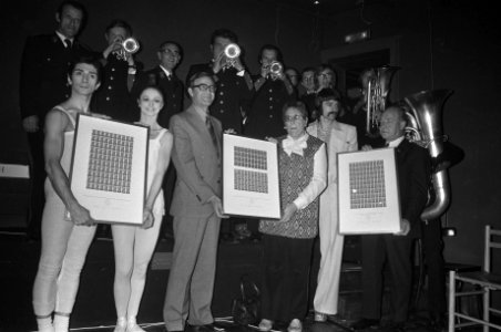 Verkoop eerste zomerzegels in Utrecht, Gerard Lemaitre, Arlette van Boven, heer De Jong, Hermine Heyermans, Jelle van de Toorn Vrijthoff, Bestanddeelnr 927-1442