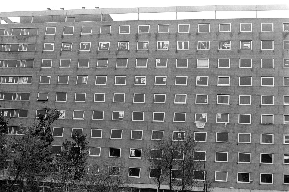 Verkiezingsleus Stem links op ramen van studentenflat in Amsterdam-Noord, Bestanddeelnr 926-0295