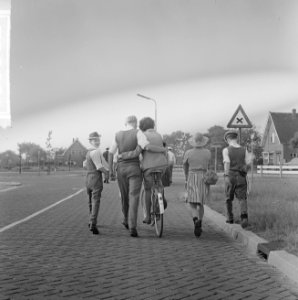 Vierdaagse Apeldoorn van start, de wandelaars op weg, Bestanddeelnr 916-6682