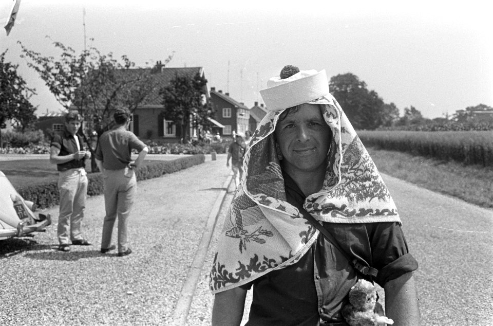 Vierdaagse Apeldoorn. Wandelaar beschermt zich met Franse matrozenpet en badhand, Bestanddeelnr 920-5123