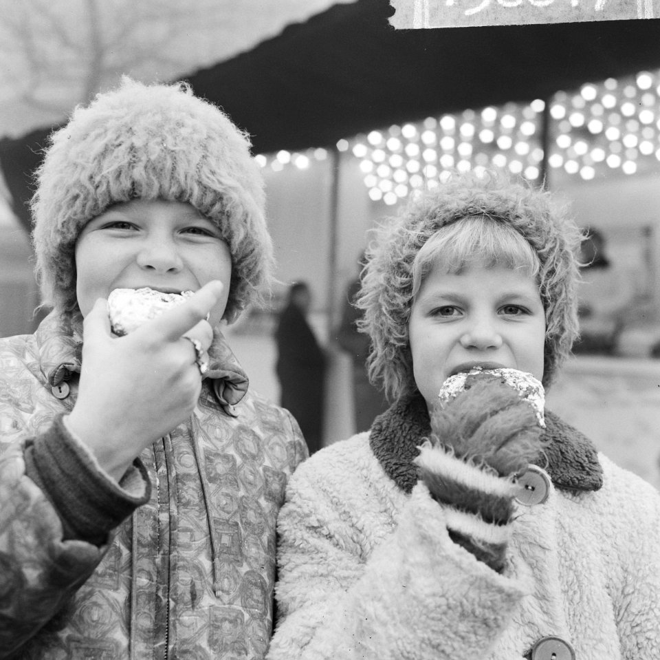 Verkoop van oliebollen ten bate Reumafonds gestart in Amsterdam Vooral de jeugd, Bestanddeelnr 915-8847