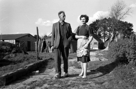 Verkoop boerderijen van Vrije Boeren in Assen. Boer Hartman met vrouw op erf, Bestanddeelnr 913-0439