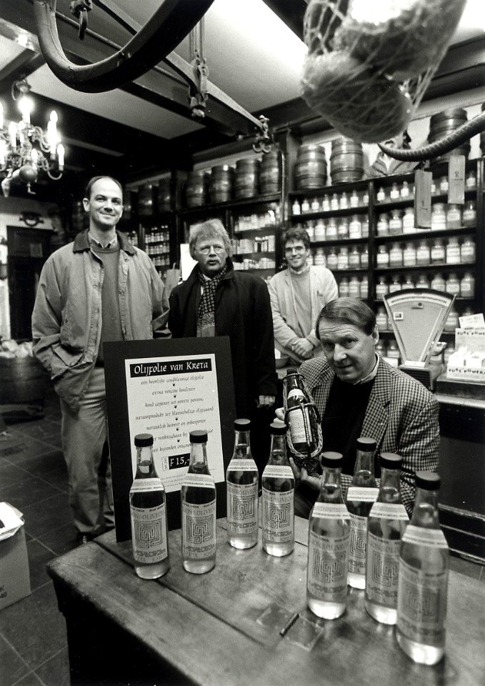 Verkoop van olijfolie van Kreta in de winkel van Van der Pigge. Vlnr. Bas Bankema, Nico Brink, op de achtergrond Menno van Os en zittend Jaap Viersma. Aangekocht in 1997 van United Photos de Boer bv
