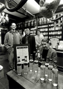 Verkoop van olijfolie van Kreta in de winkel van Van der Pigge. Vlnr. Bas Bankema, Nico Brink, op de achtergrond Menno van Os en zittend Jaap Viersma. Aangekocht in 1997 van United Photos de Boer bv