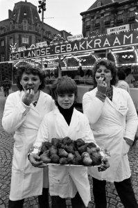 Verkoop rheumabollen op de Dam, Bestanddeelnr 930-6007