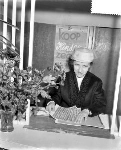 Verkoop kinderzegels door mevrouw dAilly Hoofdpostkantoor Mevrouw dAilly achter, Bestanddeelnr 908-1366