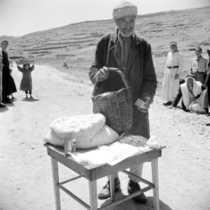 Verkoop van brood en bonen door een bewoner in het vluchtelingen kamp Jalazoune , Bestanddeelnr 255-5730
