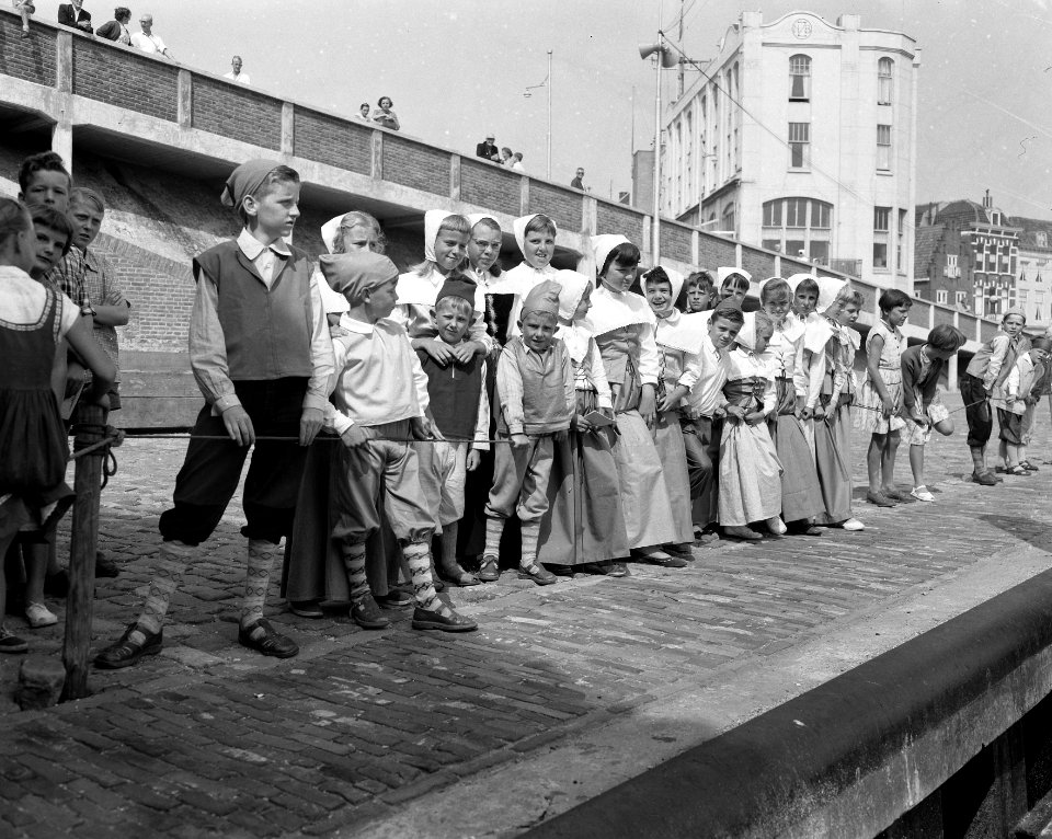 Verkoop De Ruyterzegels in Vlissingen, Vlissingse schoolkinderen opgesteld bij d, Bestanddeelnr 908-7336