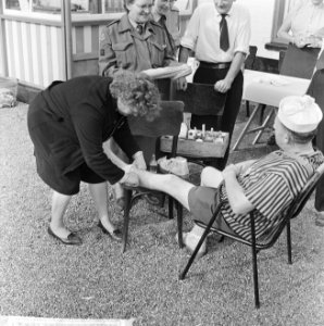 Vierdaagse Apeldoorn van start, wandelaar bij voetverzorging, Bestanddeelnr 916-6676