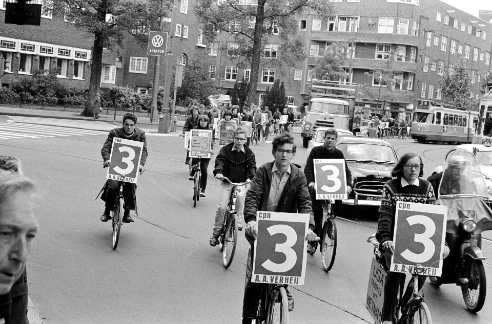 Verkiezingstocht voor gemeenteraadsverkiezingen in Amsterdam. Er wordt propagand, Bestanddeelnr 919-2031